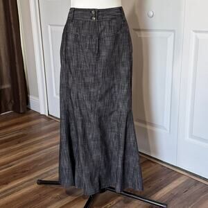 Larry Levine Size 8 stretch denim skirt heathered gray. Zip fly two button waist